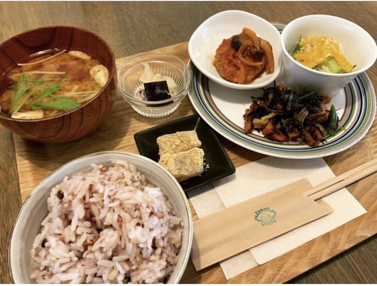 一番人気のランチです。<br>お惣菜は三品選んで頂けます(^-^)<br>