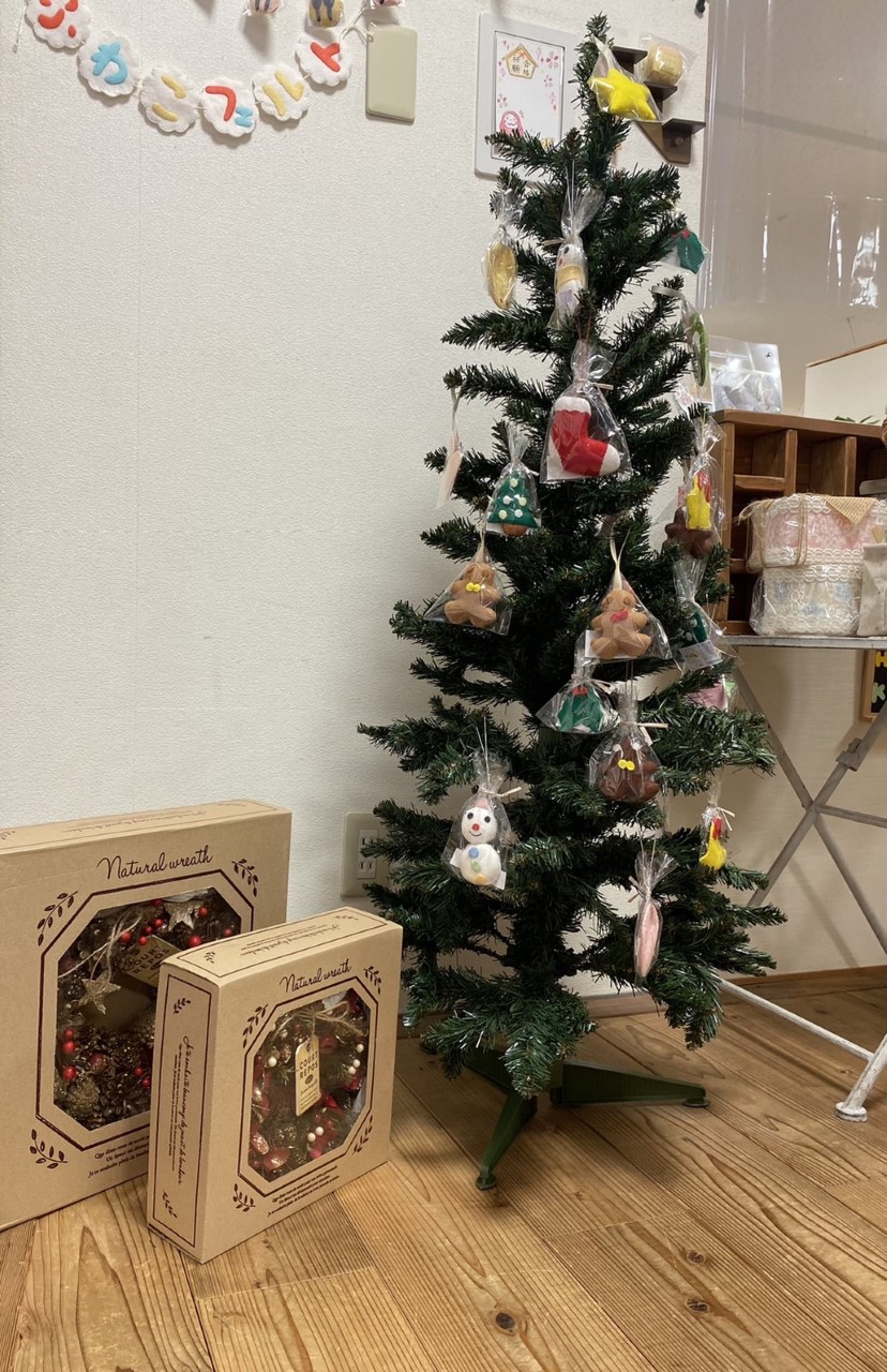 一気にクリスマスになりました～(^-^)<br>リースも販売しております。<br>